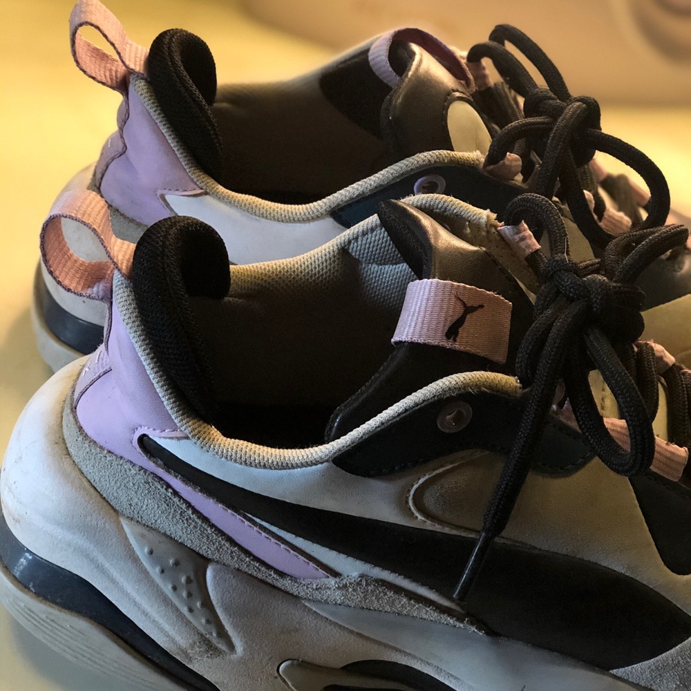 Tennis shoes